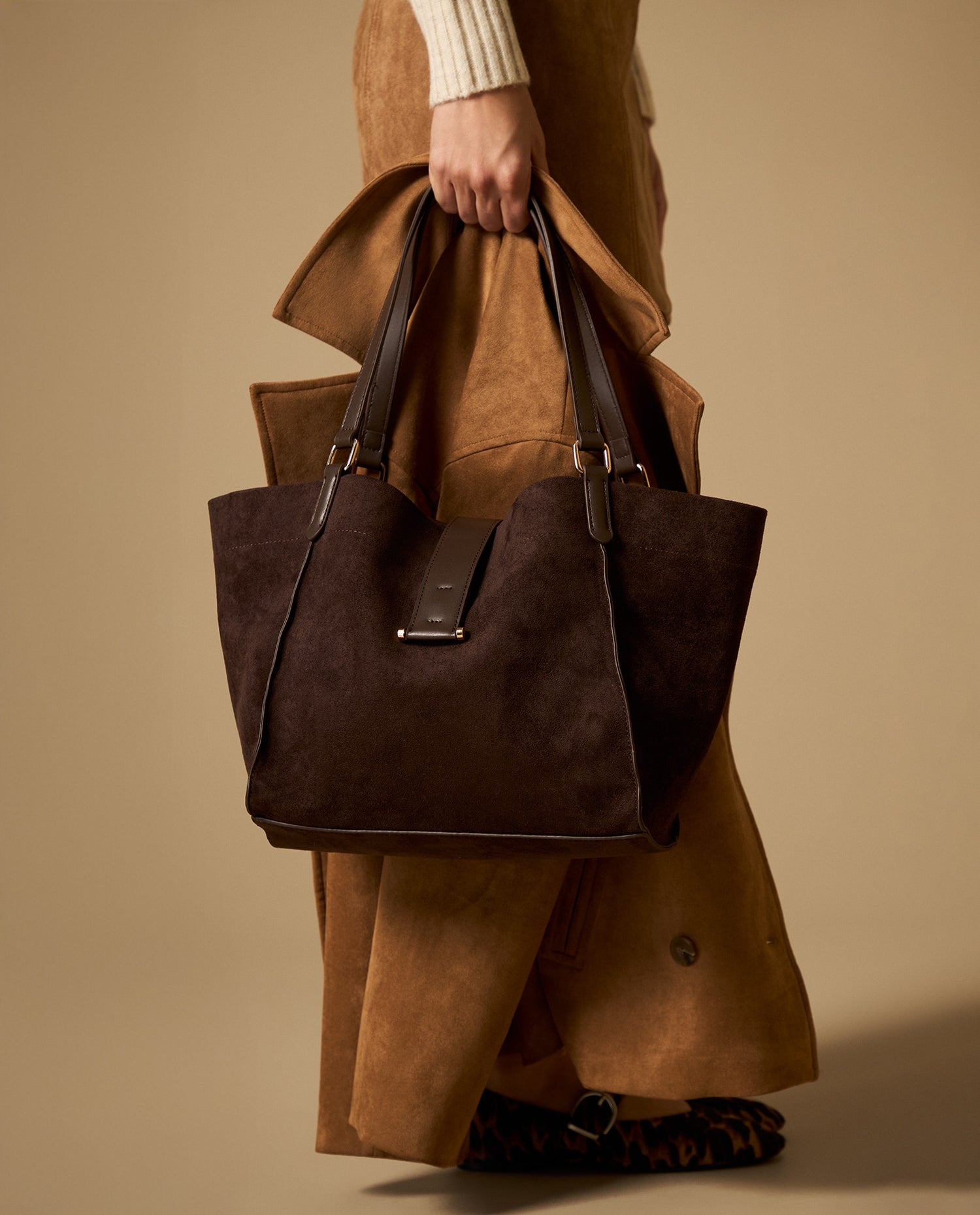 Bolso tote con acabado gamuza y asas ajustables - Café