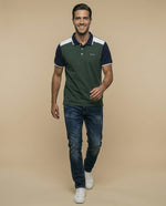 Polo con bloques en hombros y ribetes contrastantes - Verde