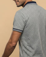 Polo manga corta con detalles contrastantes para hombre - Gris