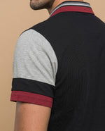 Polo manga corta con cuello a rayas y mangas en bloques de color para hombre - Negro