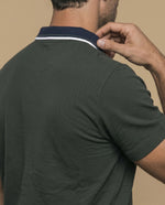 Polo manga corta con franja horizontal y cuello contrastado para hombre - Verde