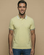 Polo manga corta con estampado de micromotivo geométrico para hombre - Amarillo