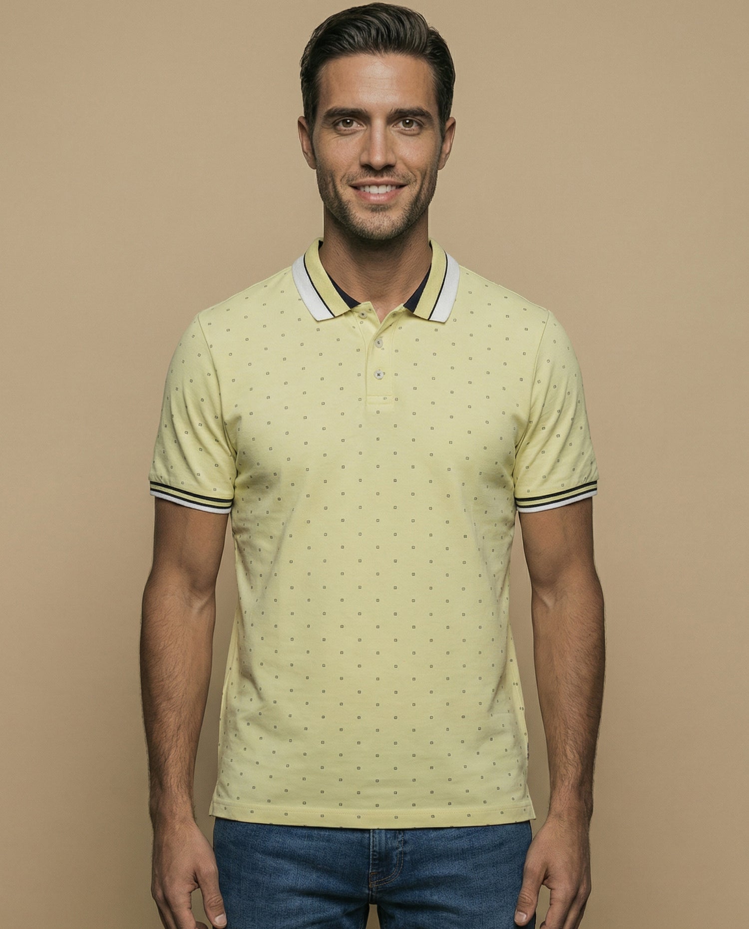 Polo manga corta con estampado de micromotivo geométrico para hombre - Amarillo