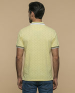 Polo manga corta con estampado de micromotivo geométrico para hombre - Amarillo