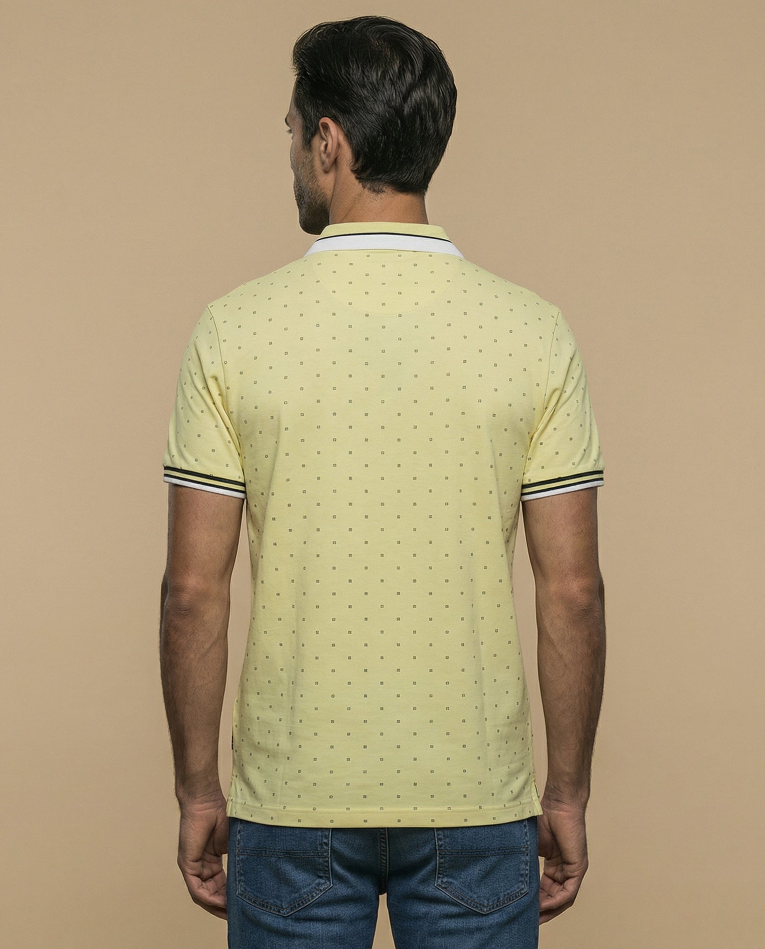 Polo manga corta con estampado de micromotivo geométrico para hombre - Amarillo