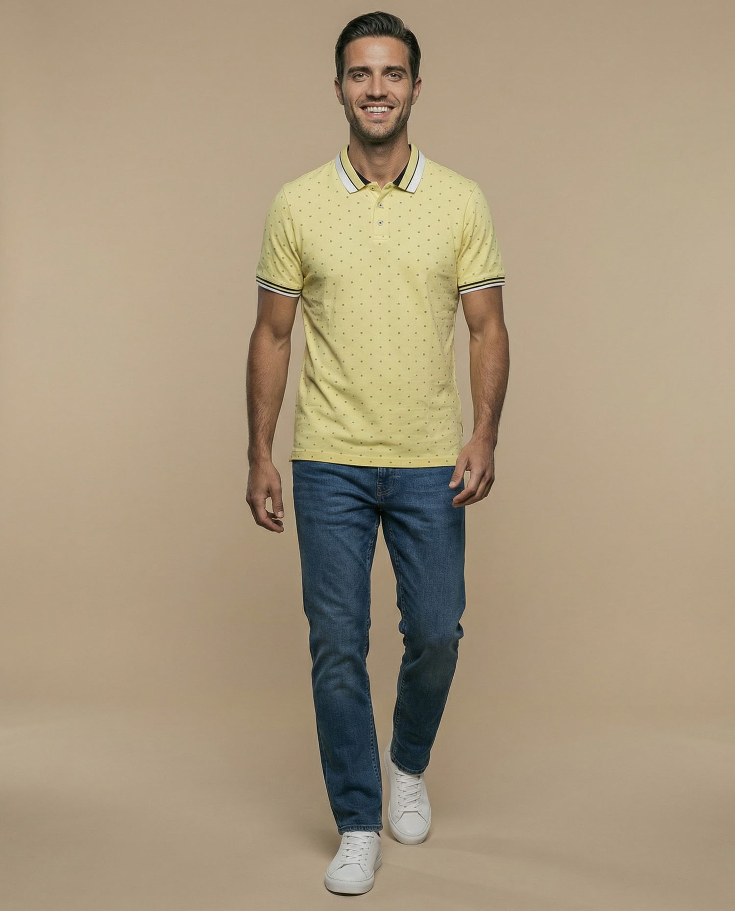 Polo manga corta con estampado de micromotivo geométrico para hombre - Amarillo