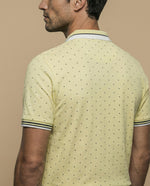 Polo manga corta con estampado de micromotivo geométrico para hombre - Amarillo