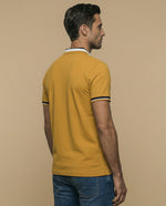 Polo manga corta con ribetes a rayas para hombre - Amarillo