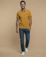 Polo manga corta con ribetes a rayas para hombre - Amarillo