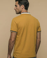 Polo manga corta con ribetes a rayas para hombre - Amarillo