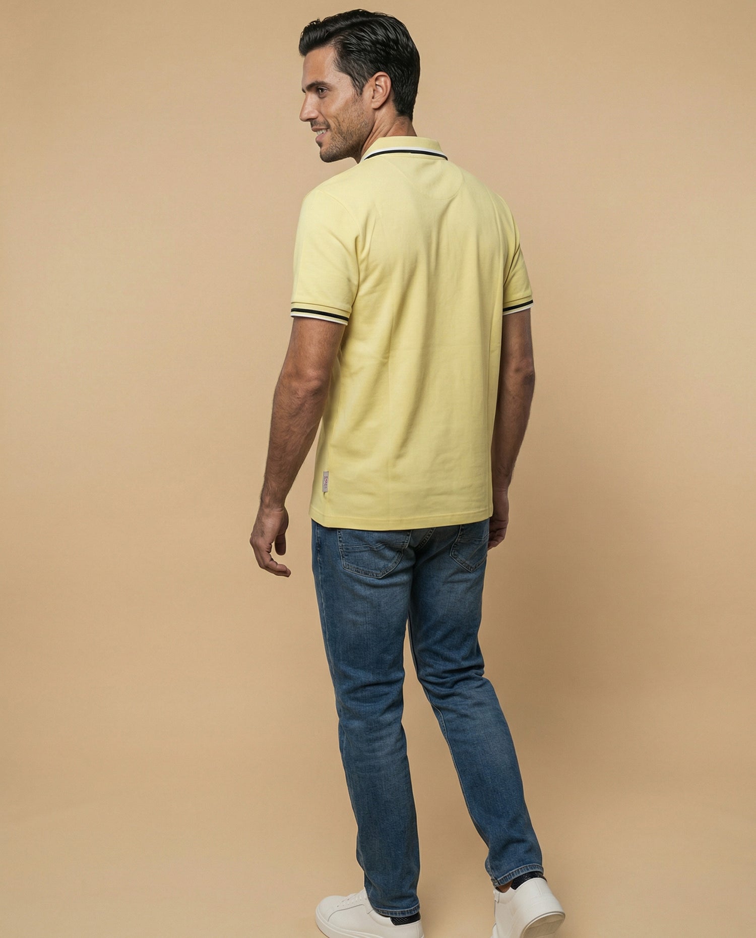 Polo manga corta con ribetes contrastantes para hombre - Amarillo