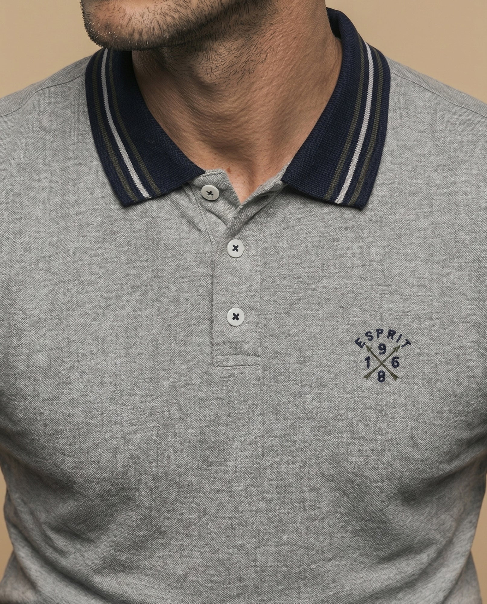 Polo piqué con bordado en pecho y ribetes a rayas - Gris 34_305E380_GRI171118_3