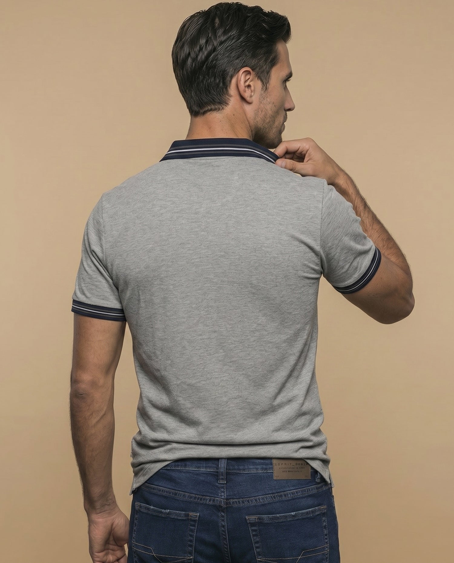 Polo piqué con bordado en pecho y ribetes a rayas - Gris