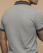 Polo piqué con bordado en pecho y ribetes a rayas - Gris