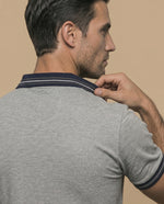 Polo piqué con bordado en pecho y ribetes a rayas - Gris