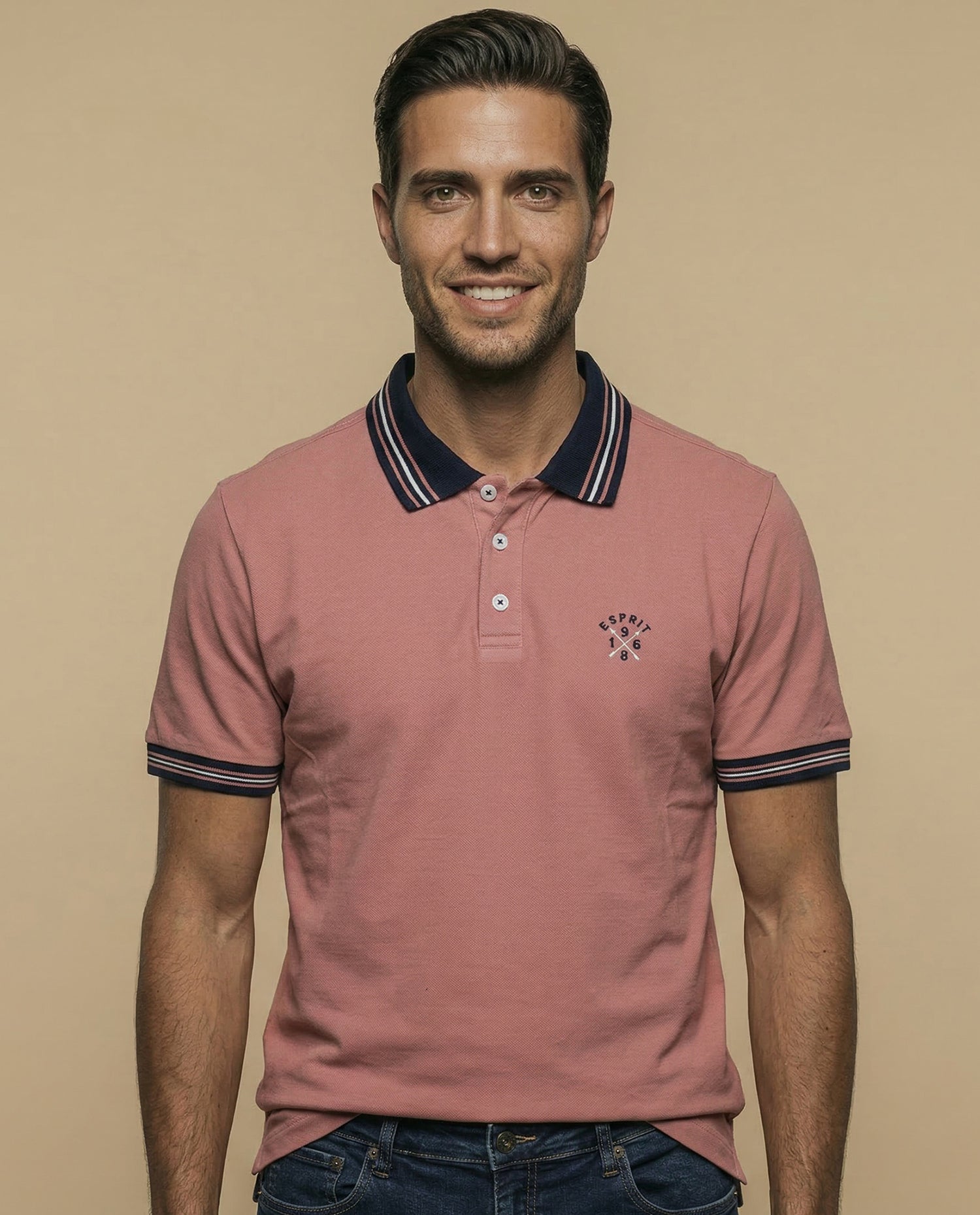 Polo piqué con bordado en pecho y ribetes a rayas - Rosa