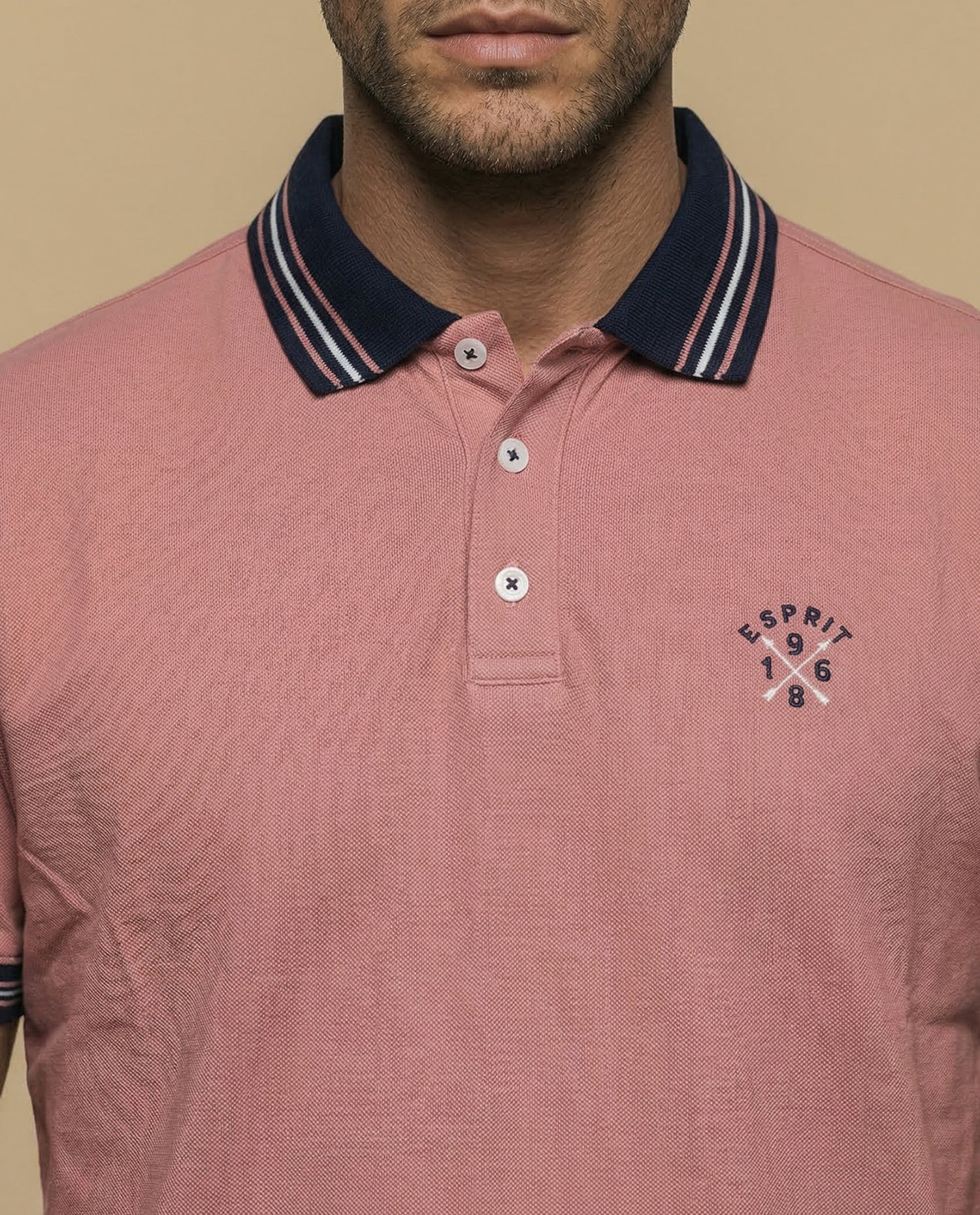 Polo piqué con bordado en pecho y ribetes a rayas - Rosa