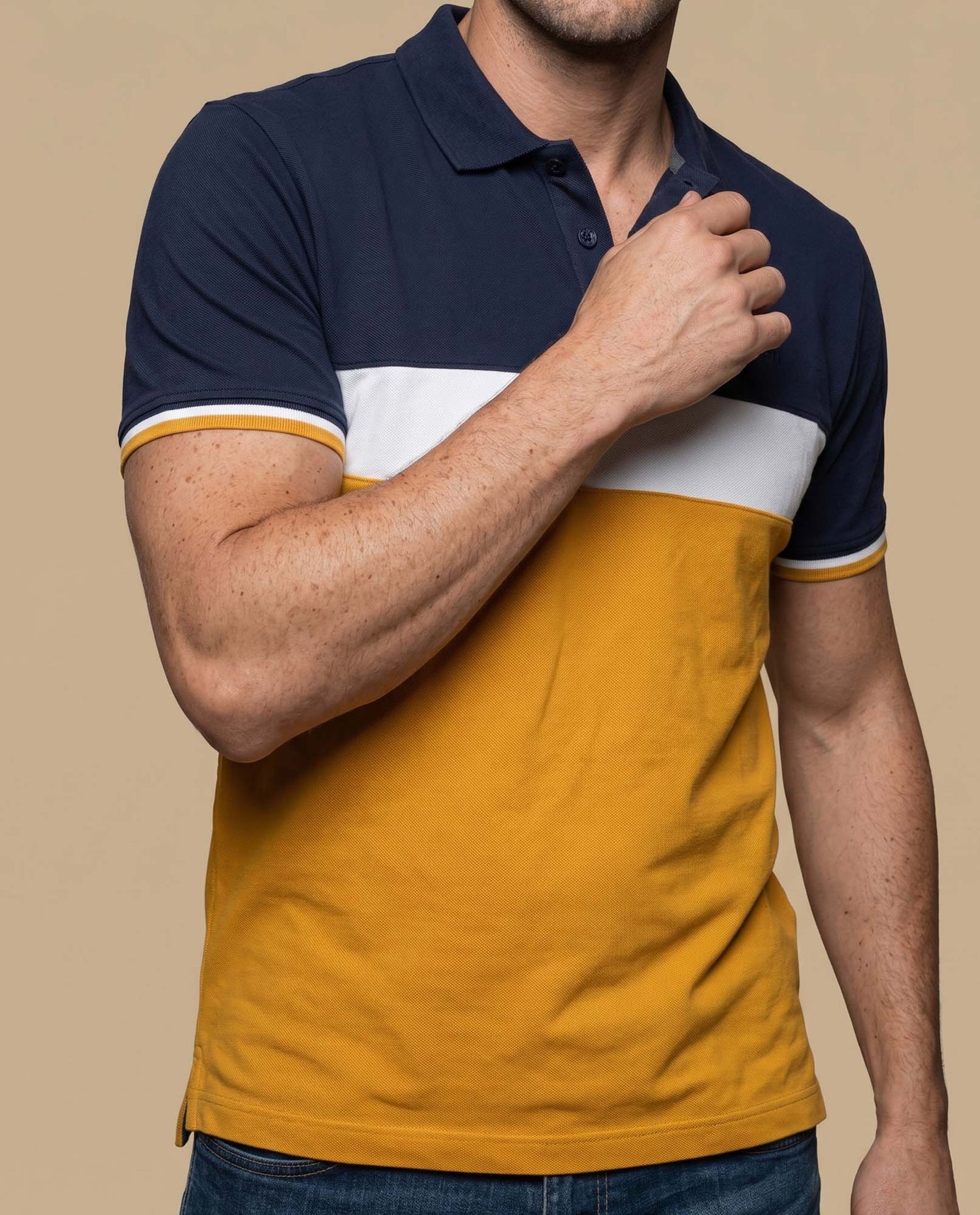 Polo con diseño de bloques y bordado en pecho - Azul