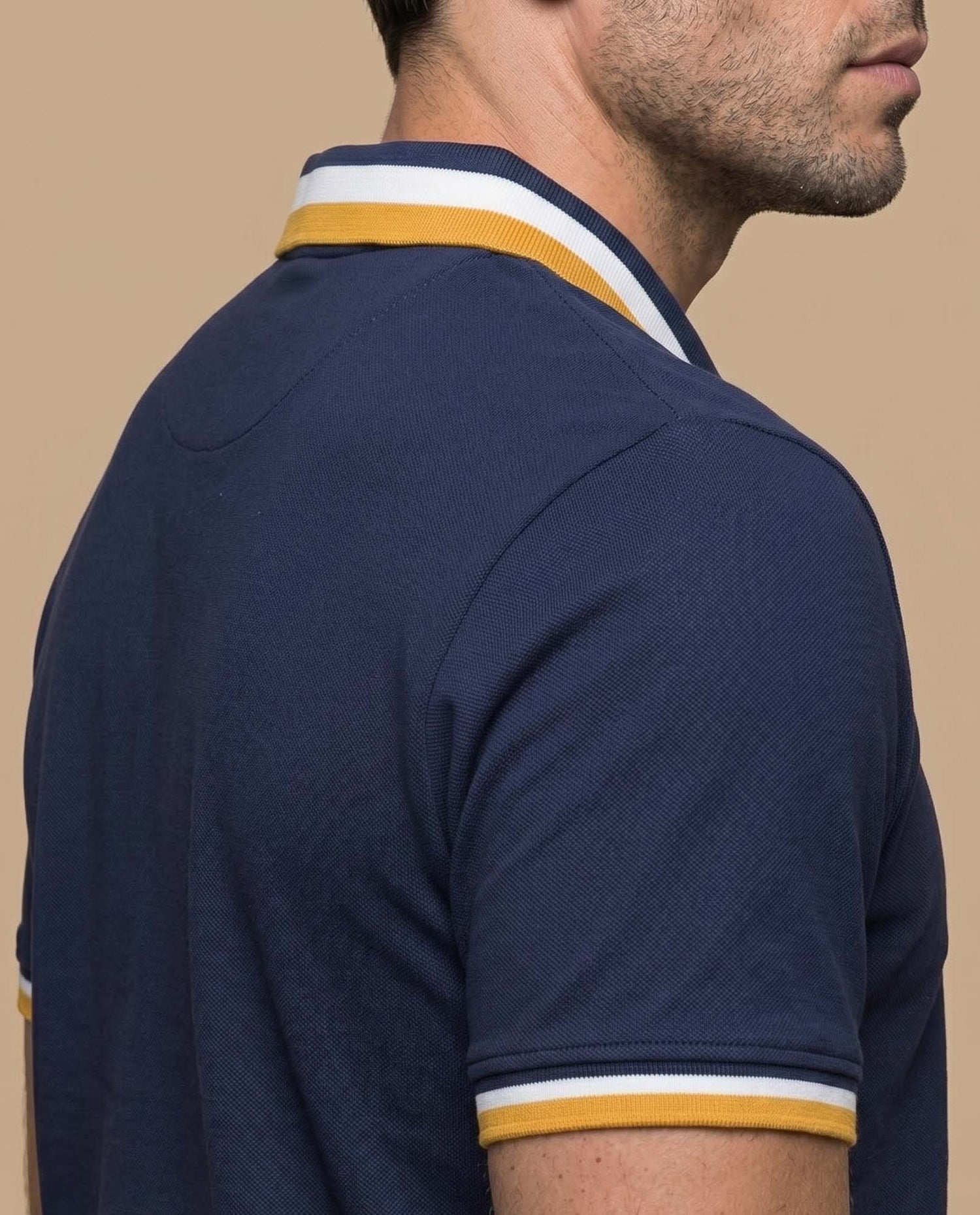 Polo con diseño de bloques y bordado en pecho - Azul