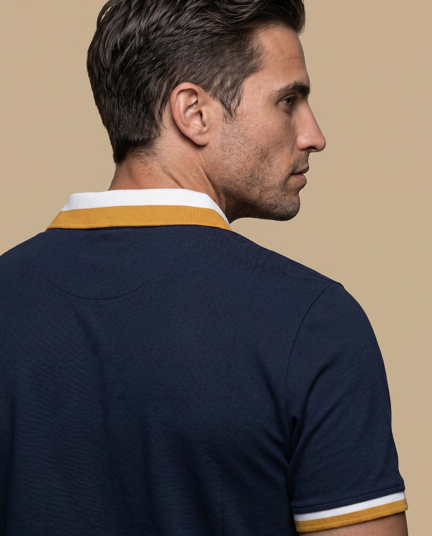 Polo con diseño de bloques y bordado en pecho - Azul