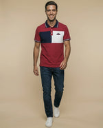 Polo con diseño de bloques y bordado en pecho - Rojo