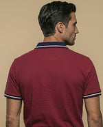 Polo con diseño de bloques y bordado en pecho - Rojo