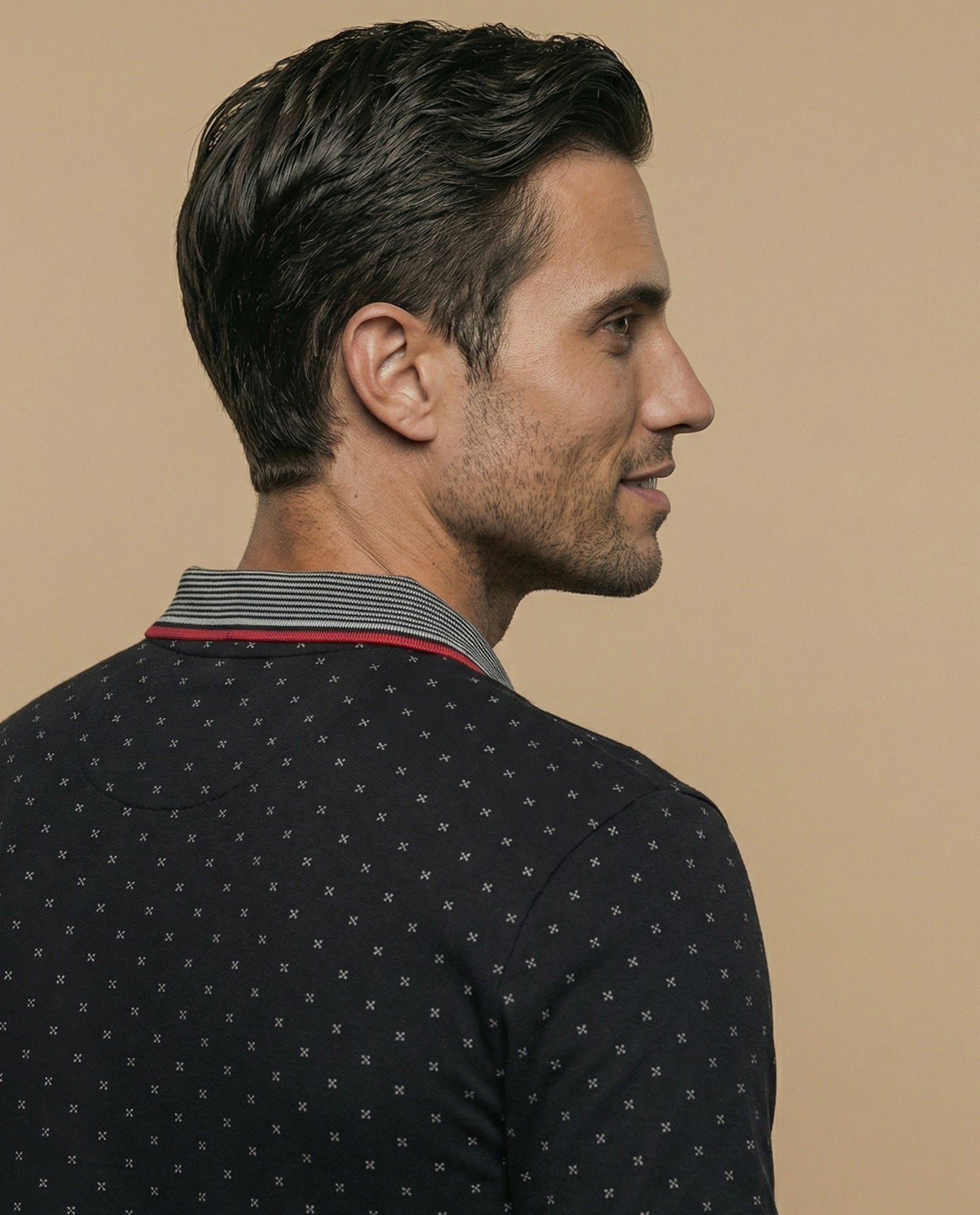 Polo slim fit manga corta con estampado de micromotivos geométricos para hombre - Negro