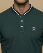 Polo con detalle a rayas en cuello y puños - Verde