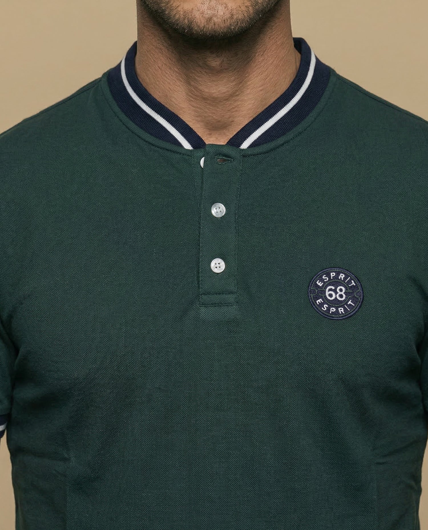 Polo con detalle a rayas en cuello y puños - Verde