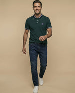 Polo con detalle a rayas en cuello y puños - Verde