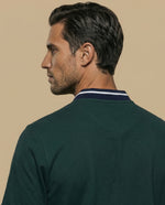 Polo con detalle a rayas en cuello y puños - Verde