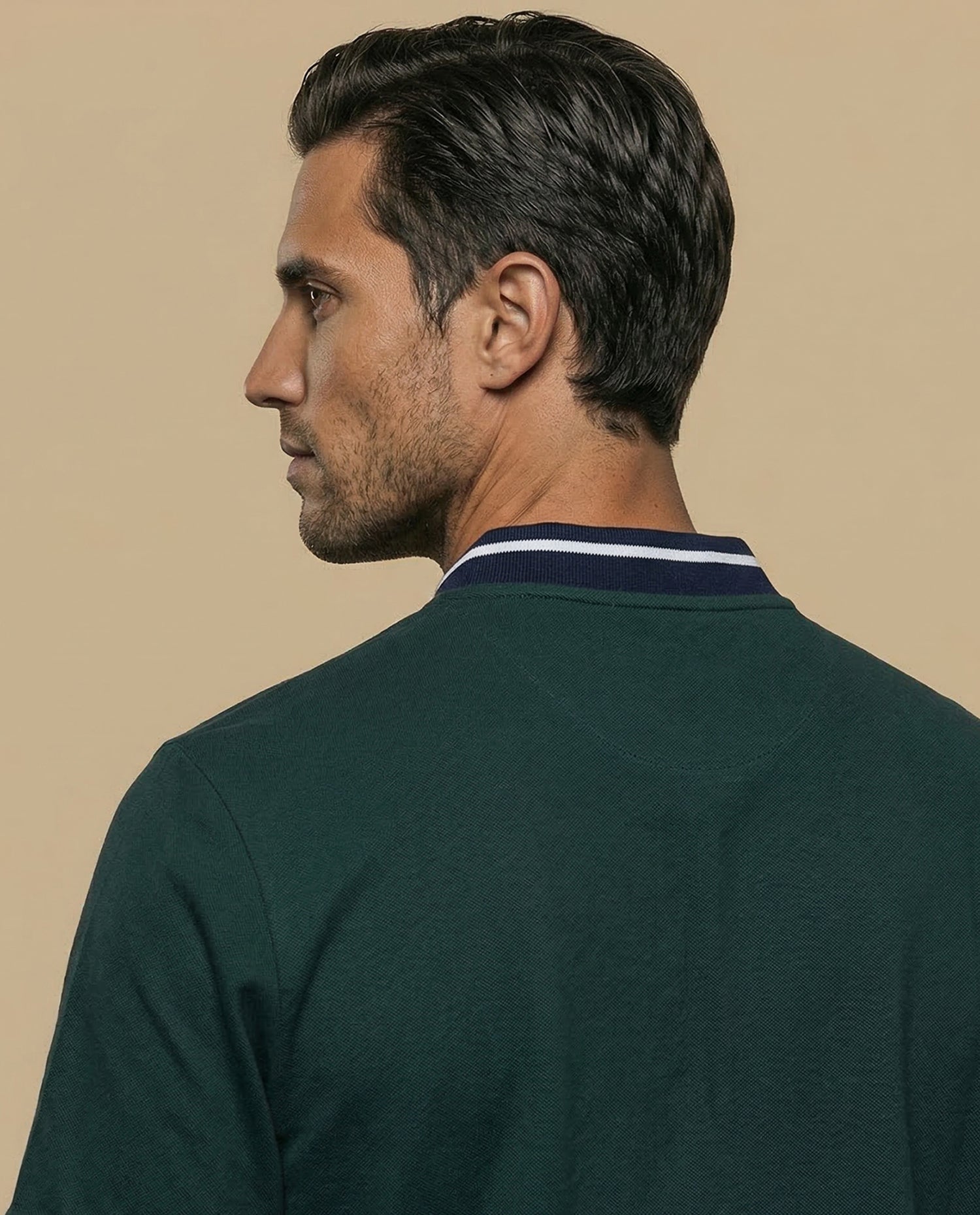Polo con detalle a rayas en cuello y puños - Verde