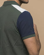 Polo manga corta con bloques de color en mangas para hombre - Verde