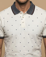 Polo manga corta con estampado de triángulos y cuello a rayas para hombre - Crudo