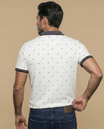 Polo manga corta con estampado de triángulos y cuello a rayas para hombre - Crudo
