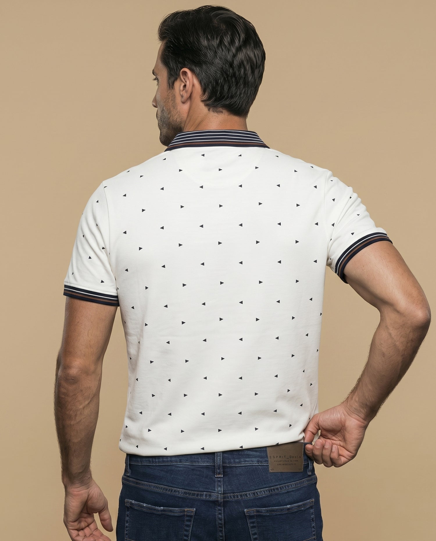 Polo manga corta con estampado de triángulos y cuello a rayas para hombre - Crudo