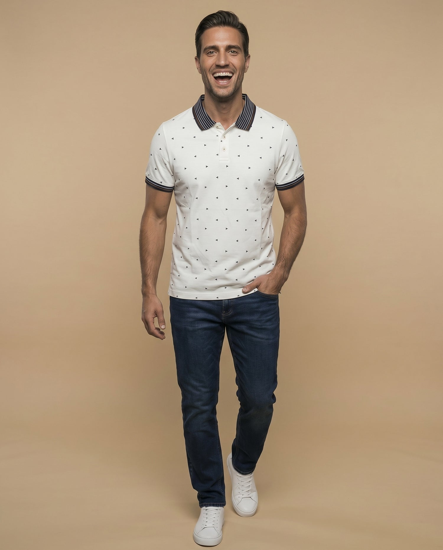 Polo manga corta con estampado de triángulos y cuello a rayas para hombre - Crudo