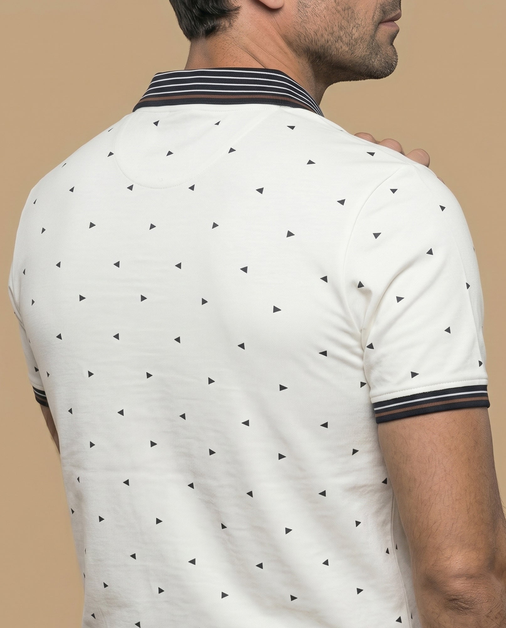 Polo manga corta con estampado de triángulos y cuello a rayas para hombre - Crudo 34_305F323_CRU110605_6