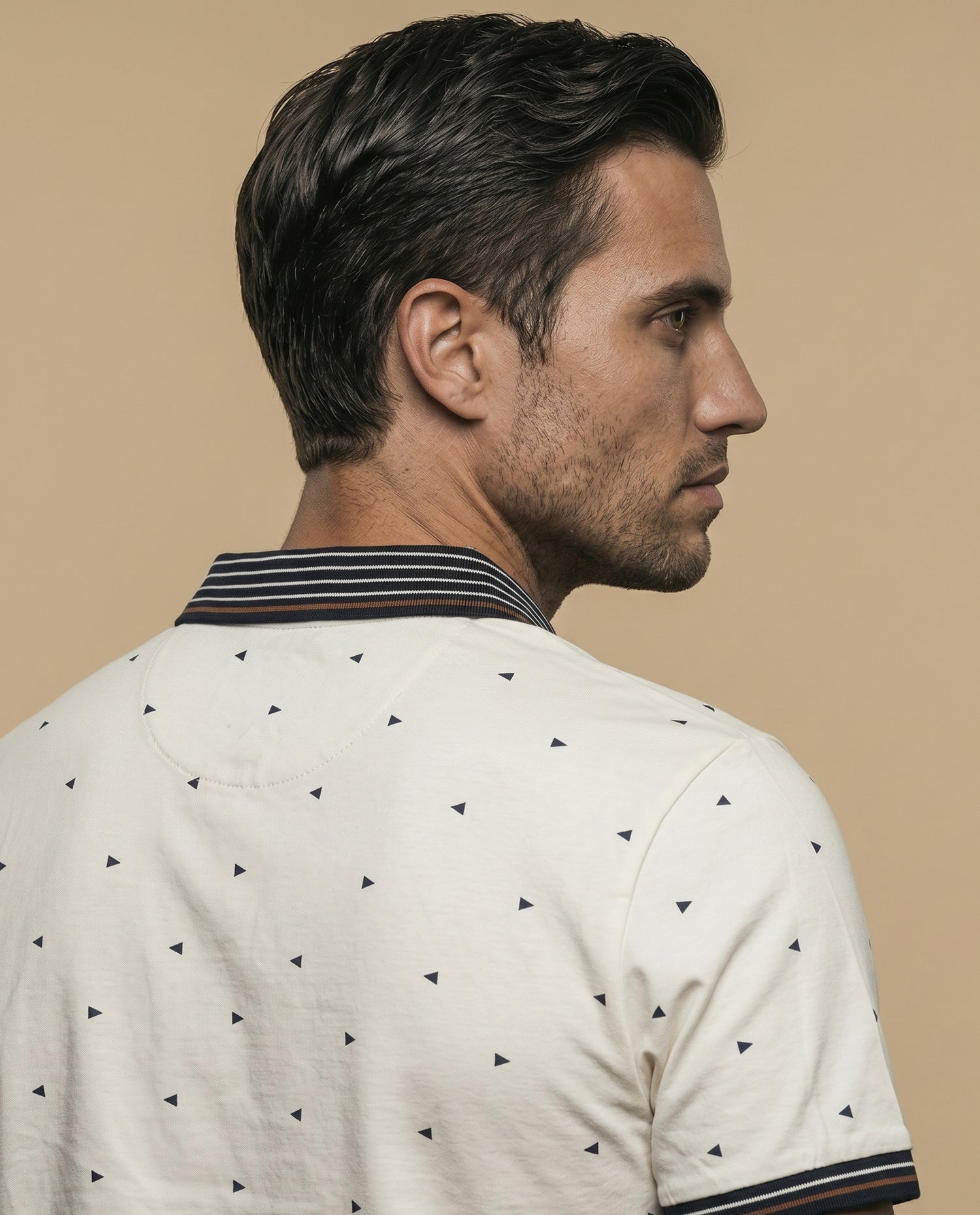 Polo manga corta con estampado de triángulos y cuello a rayas para hombre - Crudo