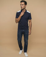 Polo manga corta con paneles decorativos en hombros para hombre - Azul
