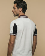 Polo manga corta con cuello acanalado a rayas y paneles contrastantes para hombre - Crudo