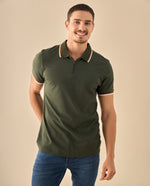 Polo con Cremallera y Detalles Contrastantes - Verde