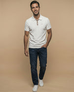 Polo regular bordado logo blanco - Crudo