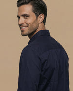 Camisa slim fit manga larga con bordado de laurel para hombre - Azul