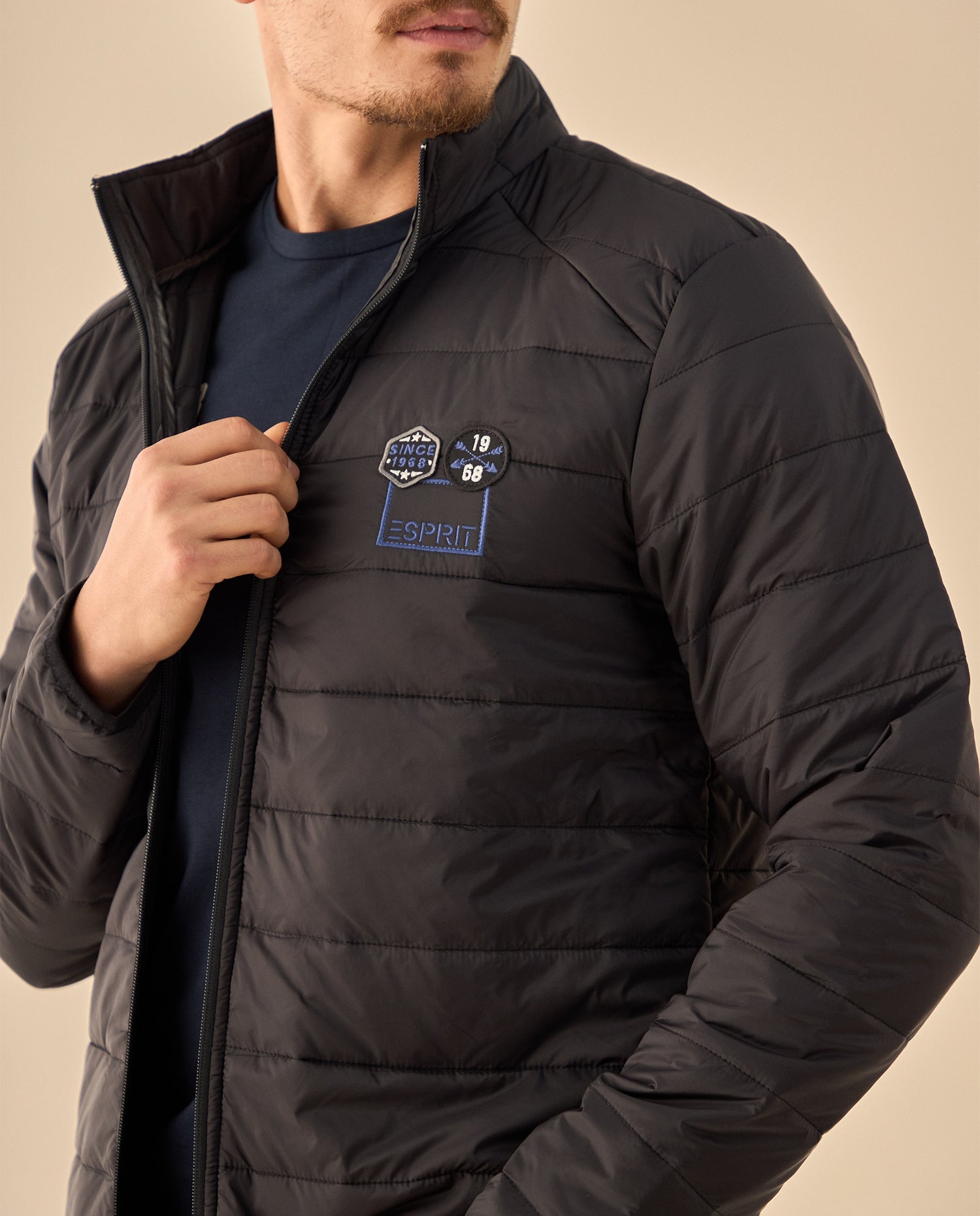 Chaqueta Puffer con Parches Bordados - Negro