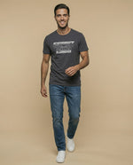 Camiseta con estampado gráfico en pecho - Gris