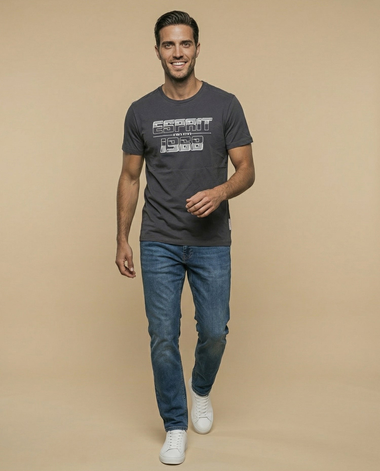 Camiseta con estampado gráfico en pecho - Gris