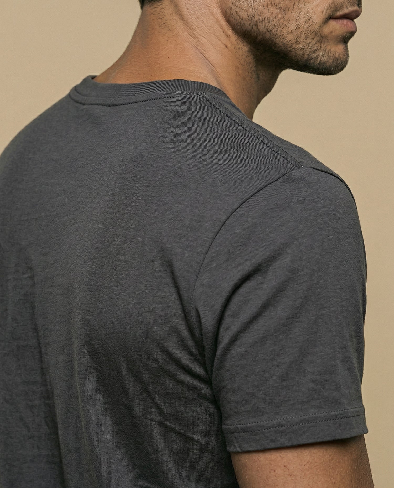 Camiseta con estampado gráfico en pecho - Gris