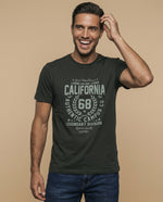 Camiseta manga corta con estampado universitario para hombre - Verde