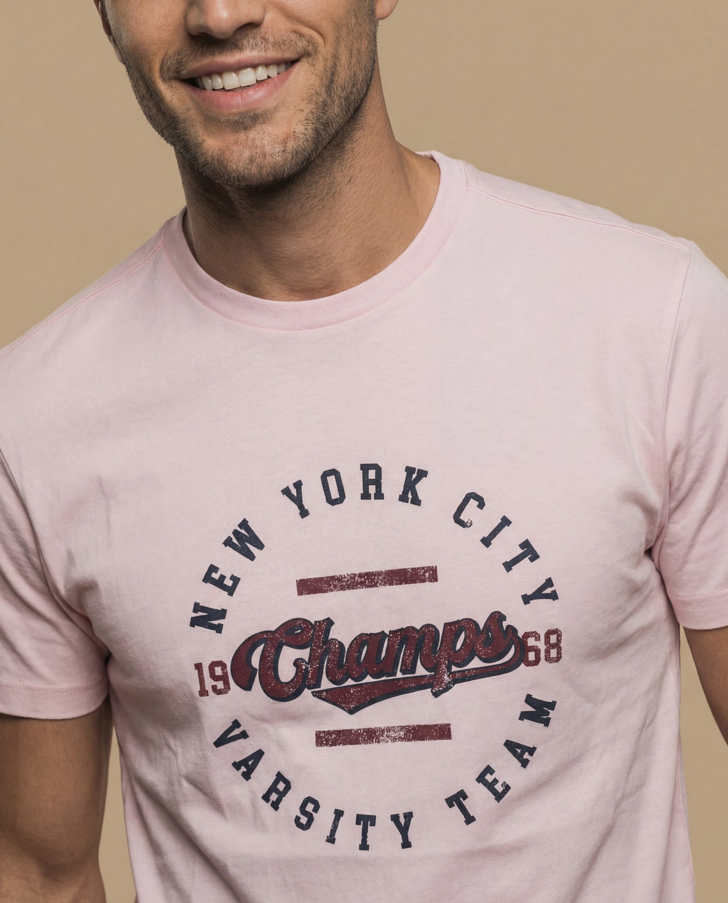 Camiseta manga corta con estampado gráfico universitario para hombre - Rosa